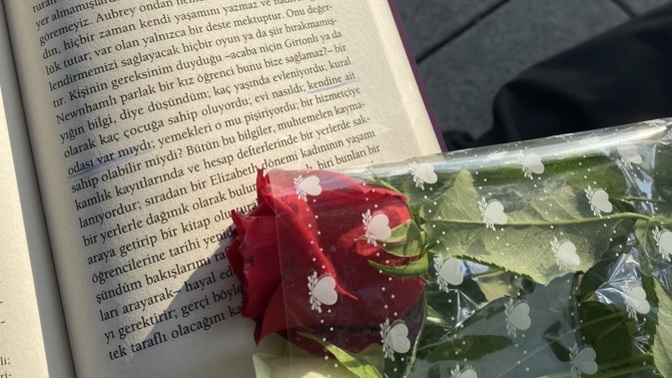 Kitap okurken canlı müzik çalsa okumaya devam eder misin?