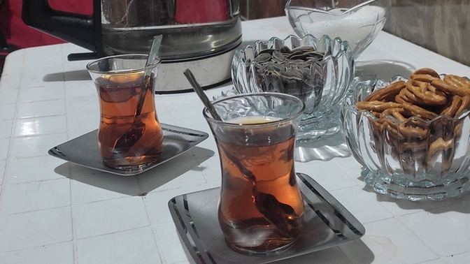 Çayın tadı yalnız mı çıkar, sohbet eşliğinde mi?