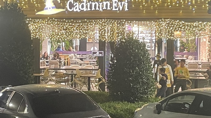 Görseldeki ev siteden kimin evi sence?