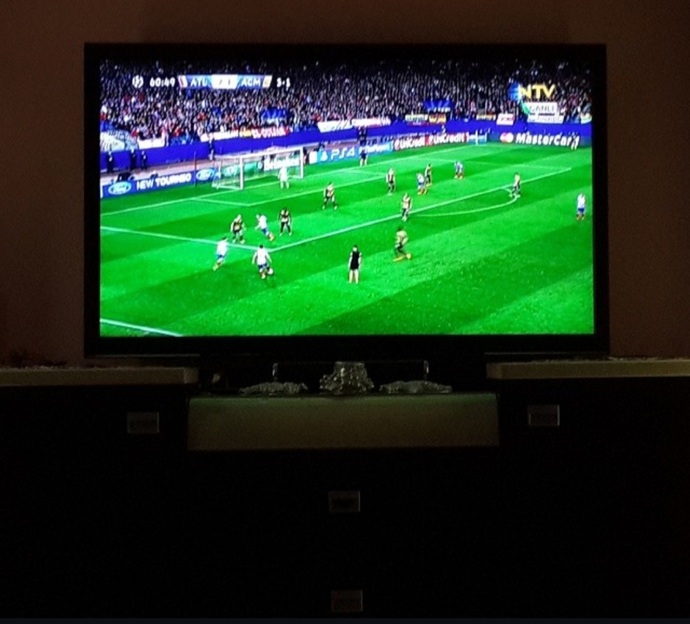 Eşiniz arkadaşlarını siz evdeyken maçı izlemeye getirebilir mi?