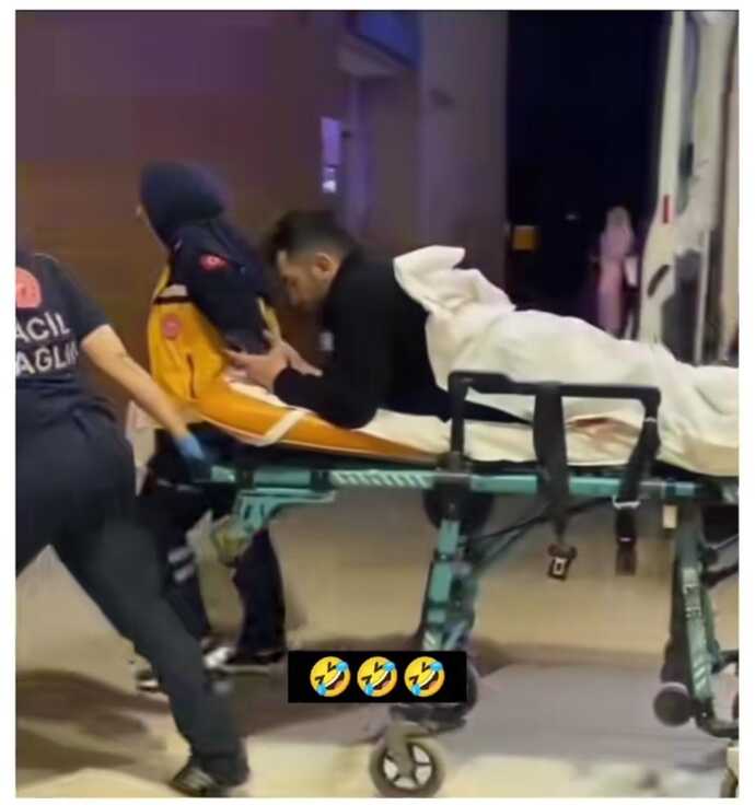 Aşkım bende işte ambulansla hastaneye kaldırılıyorum sjjxjd