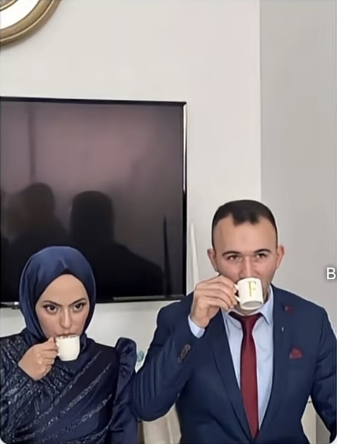 İsteme merasiminde kraliçe kendine de damat beye de aynı kahveyi yapmış?