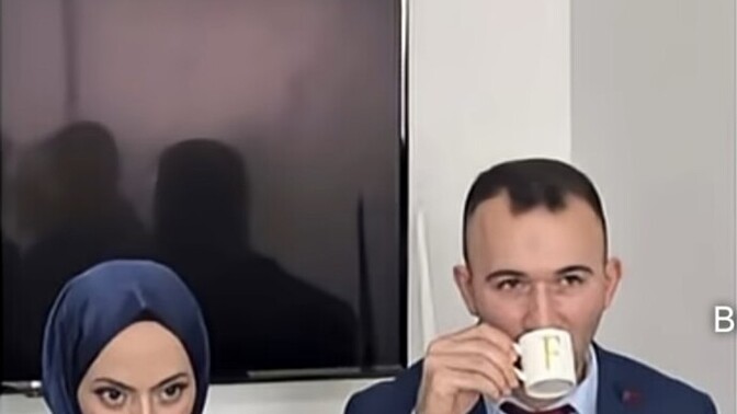 İsteme merasiminde kraliçe kendine de damat beye de aynı kahveyi yapmış?