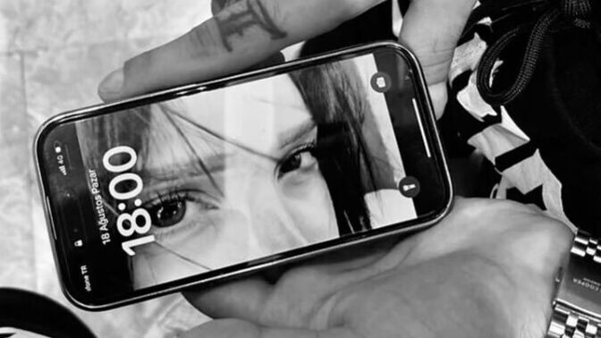 Aşırı sevgiden delirip telefonu öptüğünüz oldu mu hiç 🤒?