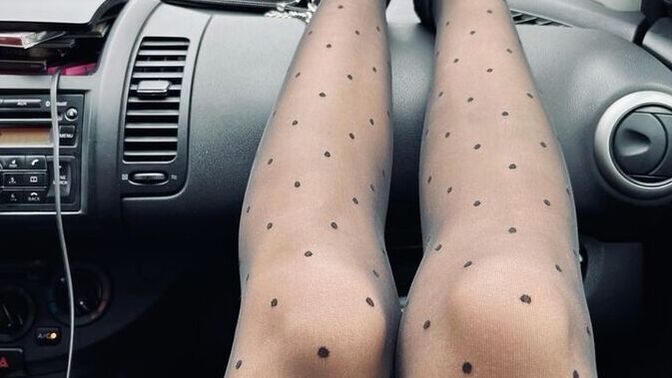 Külotlu çorapta Düz mü , Puantiyeli mi Daha Moda su an?