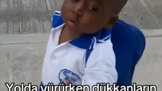 Yolda giderken kendine dükkan camlarından bakar mısın?