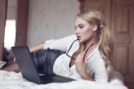 Uzak mesafe ilişkisi yaşayan çiftler, seksting yaparak cinsel olarak tatmin olabilir mi?