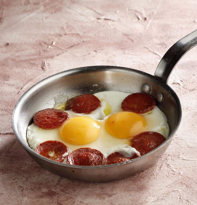 Sucuklu yumurta harika bir kahvaltı değil mi?