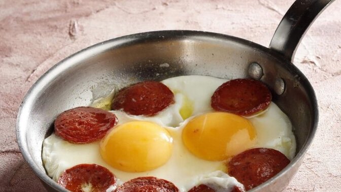 Sucuklu yumurta harika bir kahvaltı değil mi?
