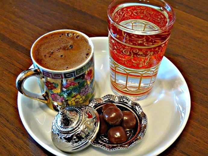 Türk kahvesi tercih ederim, köpüklü sade kahve ve yanına tabii ki bitter çikolata 🍫...
