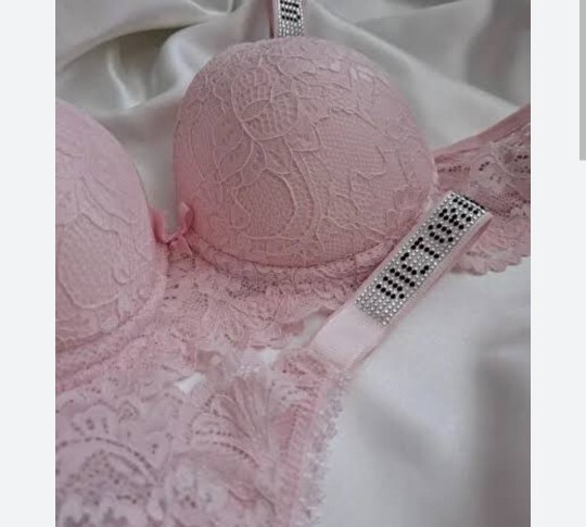 Pembe renk sütyenler çocuksu mu yoksa demode mi?