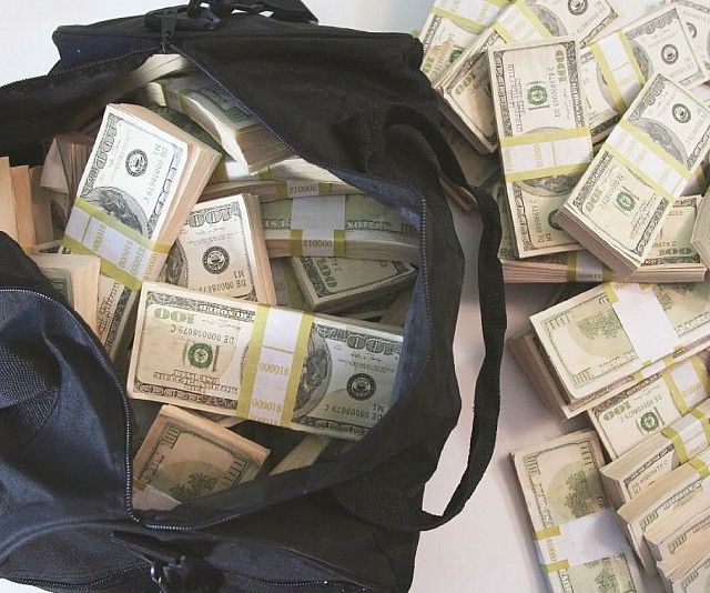 Yolda bir çanta dolusu para bulsanız ne yaparsınız?