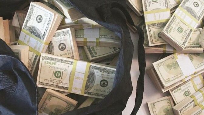Yolda bir çanta dolusu para bulsanız ne yaparsınız?