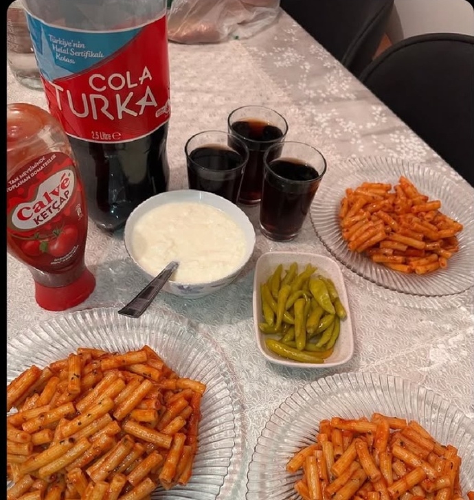 Kiminle makarna date yapardın?