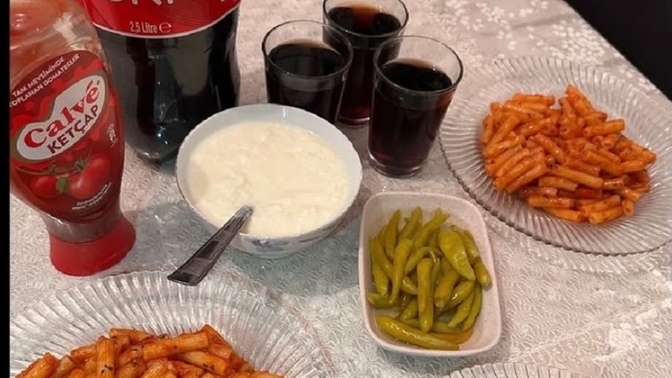 Kiminle makarna date yapardın?