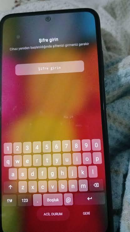Sevgililer birbirlerine telefonlarının şifresini vermeli mi?