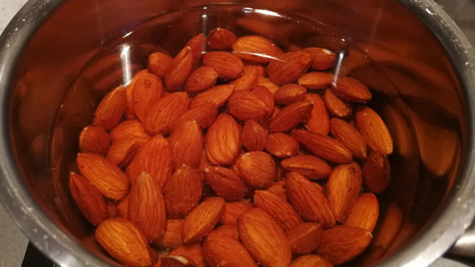 Mmmmm mesela badem sütü yaptım ama kalan posadan da kek yaptık tadı varta enfes oldu offf offf badem sütü de filter kahveye kullan?