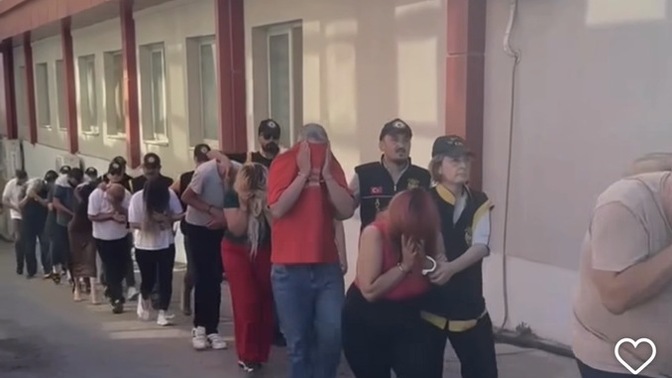 Bu insanlar neden yüzünü saklıyor?
