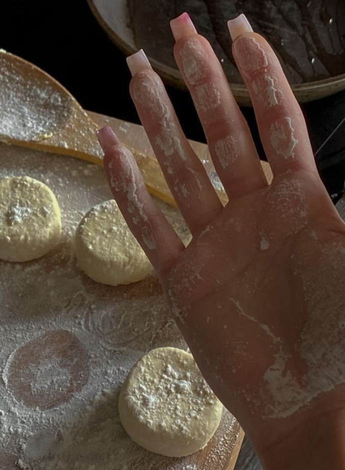 Bu eller börek yapsa yer misin?