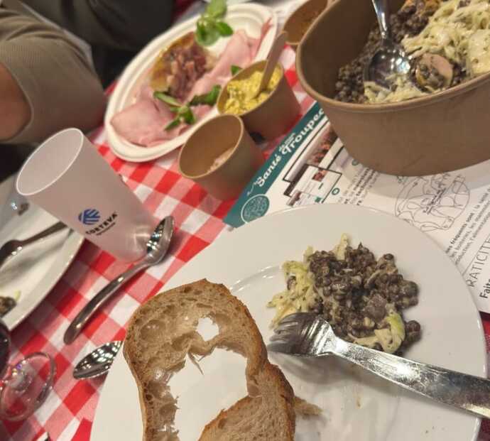 Böyle bir tabak önünüze gelse yemeğe devam eder misiniz yoksa gizlice ekmekle karın mı doyururdunuz?