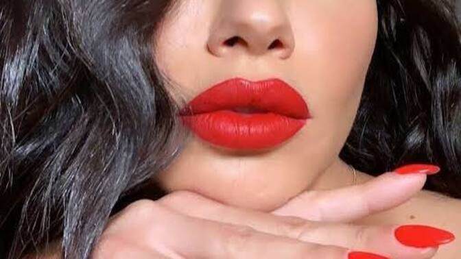 Kırmızı ruj esmerlere mi yakışır, sarışınlara mı?