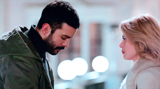 Barış Arduç fingirdiyordu rüyamda benimle :D beni çözeceksin falan diyordu ndfjs