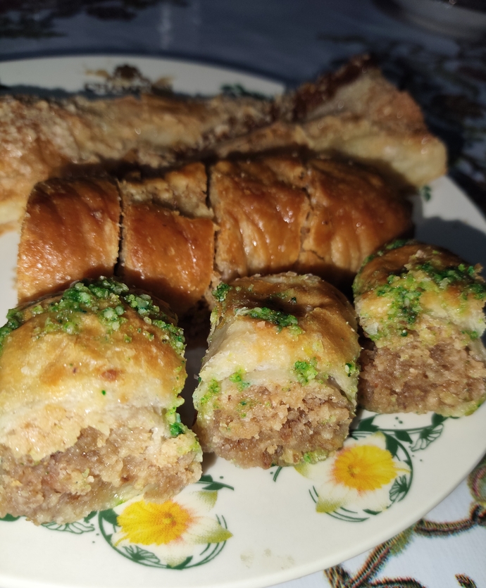 Öğlen tatlı yemek fazla kalori değilmiş🤭bende bir iki lokma bişi yiyeyim dedim bi afiyet olsun alır mıyım?🤭🤭?