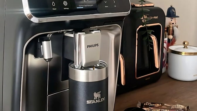 Kahveyi termosa koyunca tazelik hissi kayboluyor mu, yoksa gün boyu eşlik etmesi mi daha keyifli 🌤️☕️?