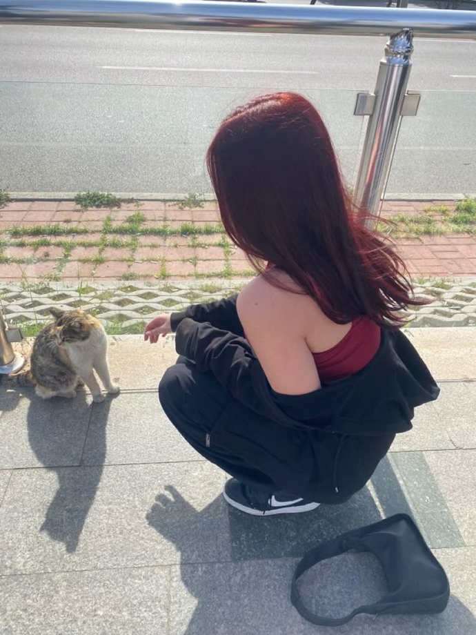 Bu fotoğrafı yapay zeka ile saçı kumral yapabilirmiyim?