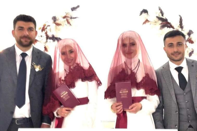 Arkadaşım Melikeynen evlenmek için kardeş arıyoruz sizce şansımız ne kadar açık olur🤭🤭?