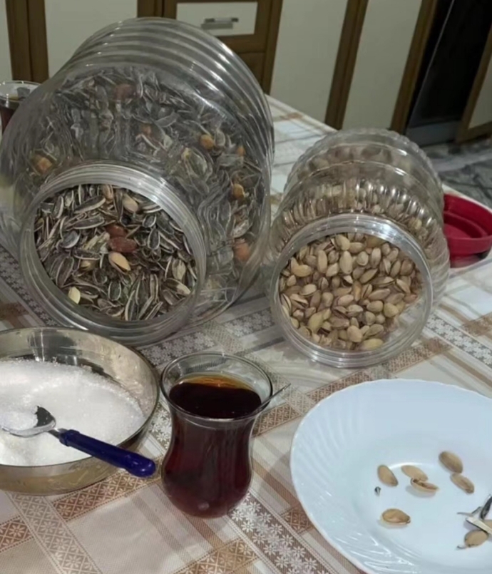 Sonunda işlerim bitti 🤭hafif atıştırmalıklarımı alıp hemen geldim🤭siz napiyorsunuz anlatın bakayım?