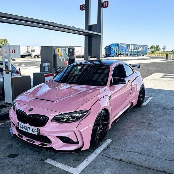 Pembe arabaya biner misin?