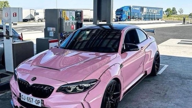 Pembe arabaya biner misin?