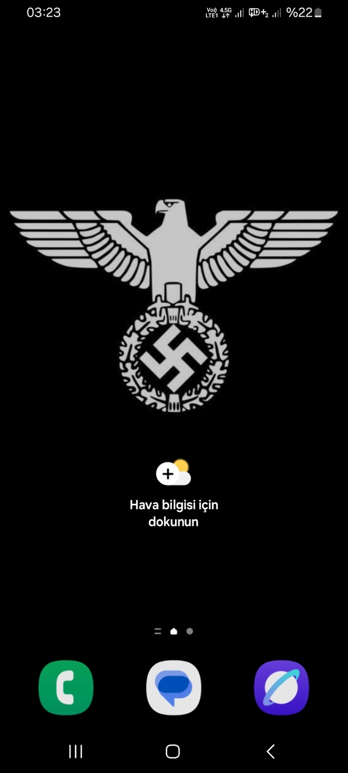 Telefon ana ekranında kim ya da  ne var?