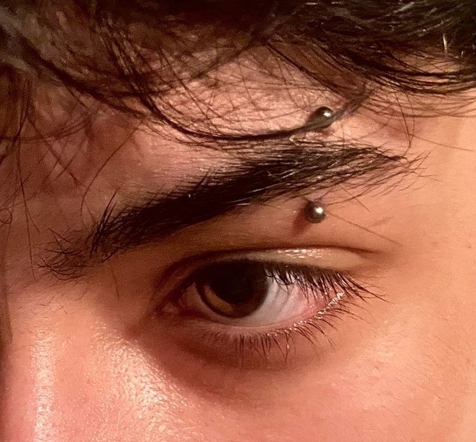 Kaş piercingini kıza mı erkeğe mi daha çok yakıştırıyorsunuz?