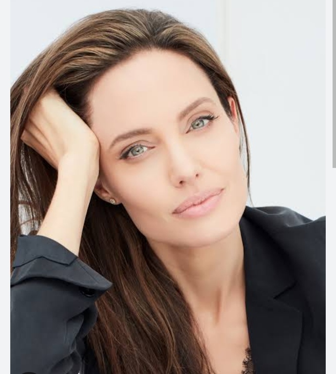 Islak kurabiye mi daha güzel Angelina Jolie mi?
