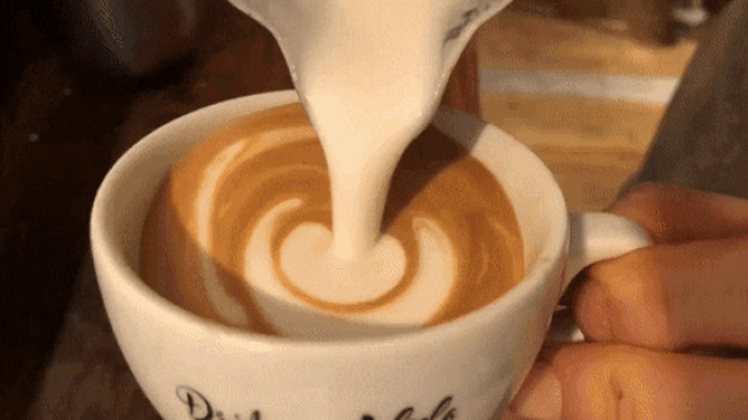 Evde hazırladığın kahveyle dışarıda içtiğin arasında nasıl bir fark hissediyorsun? ☕✨?