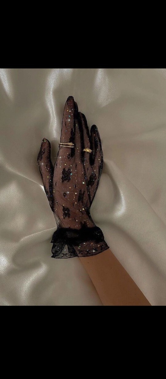 Sizce hangi simli eldiven daha elegant duruyor?