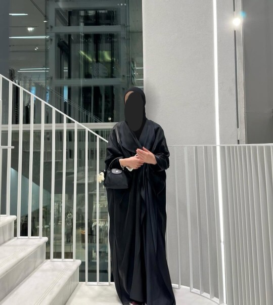 İtici mi sizce her gün böyle siyah ferace şal giyen kızlar?