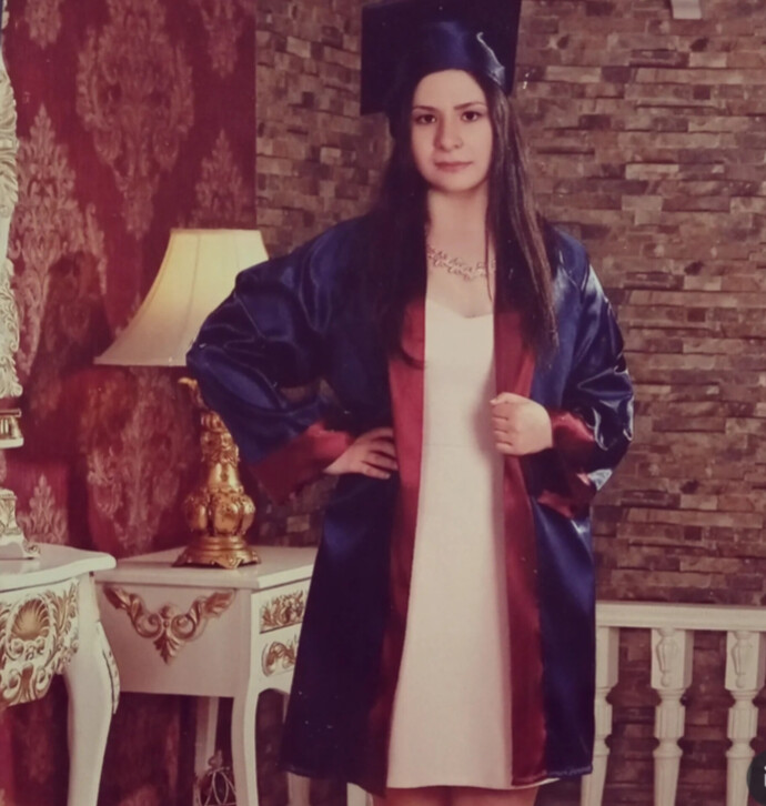 Sizce ben yüzüne bakılmıcak kadar çirkin bir kız miyim?