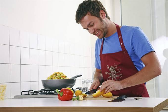 Sizce yemek yapan erkek çekici mi yoksa itici mi?