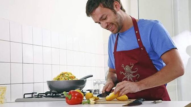 Sizce yemek yapan erkek çekici mi yoksa itici mi?