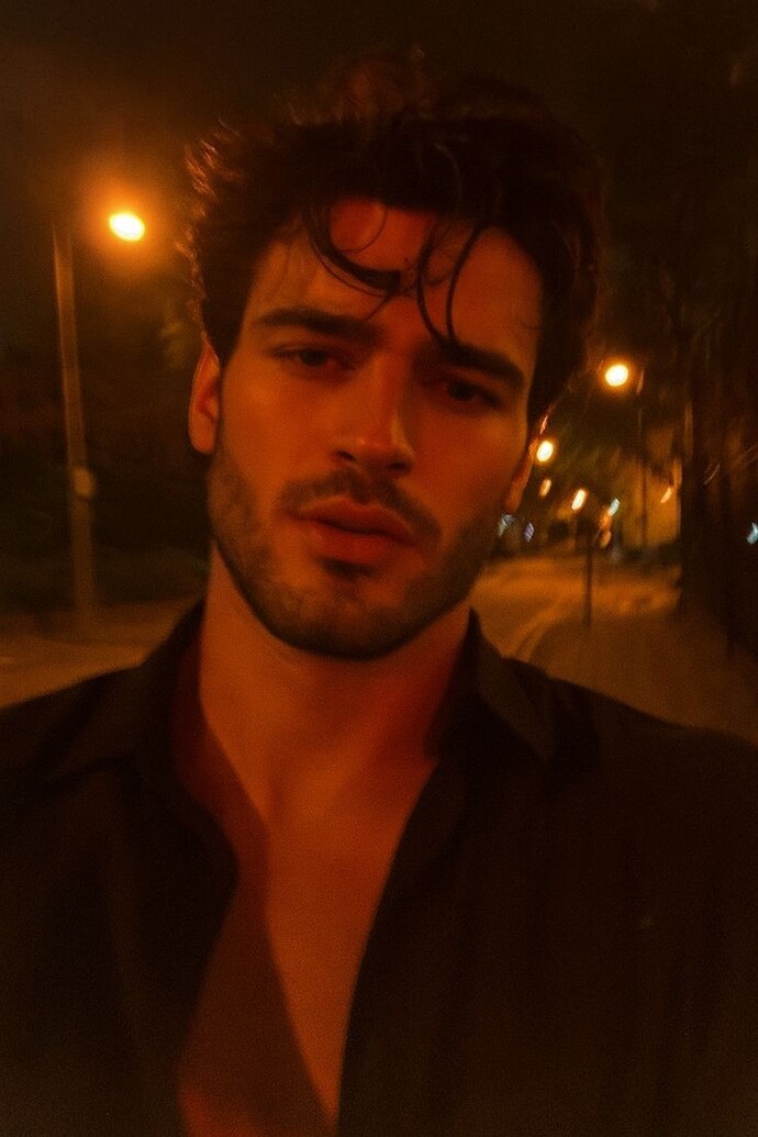Güzelden/Yakışıklıdan Anlar Mısınız?
