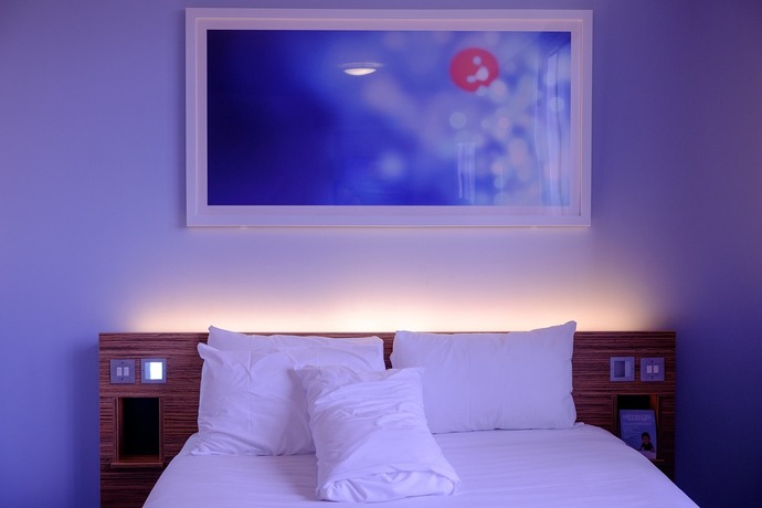 Yatak başında led ışık hoş duruyor mu?