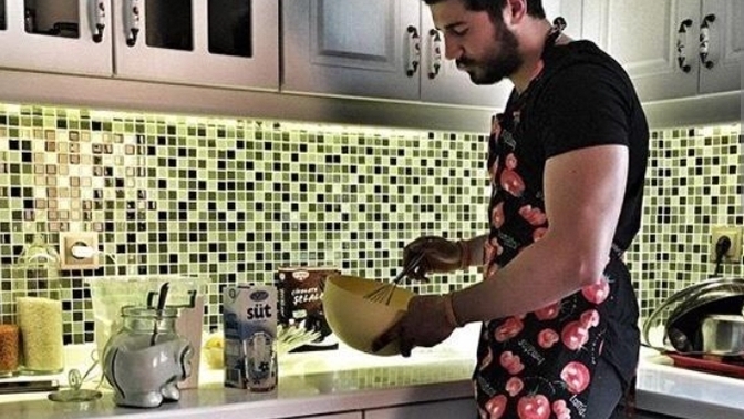 Yemek yapmayı bilen erkek mi daha çekici, yoksa dışarıdan söyleyen mi?😄?