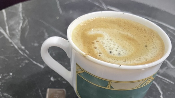 Hadi kahveye gelin Harika espresso yaptım köpüklüüü bu saate icermisin bakalım çikolata benden kitapta okuyalım mi?