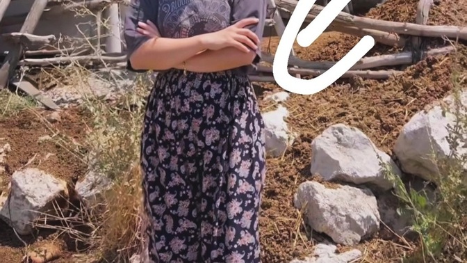 Arkadaki inek niye bana öyle bakıyor ki halbuki fotoğrafım güzel çıksın diye kafama sadece çalı bıraktım😜?