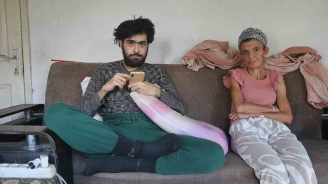 Deprem sonrası 3 yıldır evden çıkmıyor, banyo bile yapmıyormuş! Sizce neden bu hale geldi?