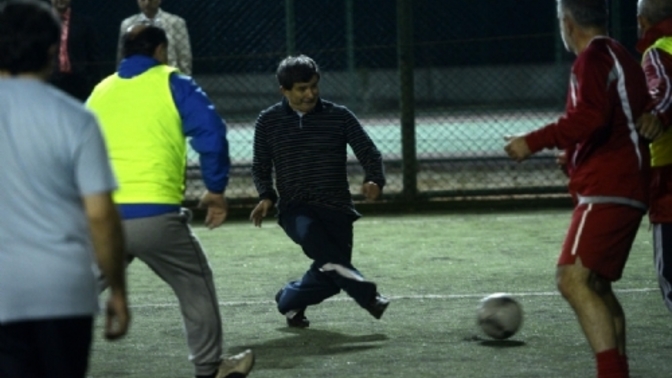 Eşim arkadaşları ile maça gidecek, 22-23 arasıymış. İzin veriyim mi?