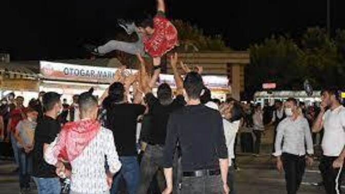 Kızlar askere giderse onları da otobüs önünde havaya atacak mıyız?